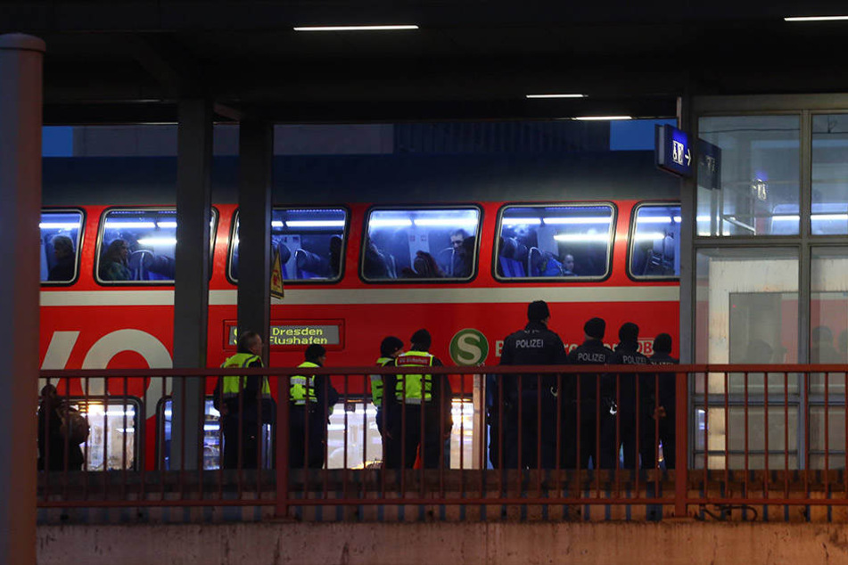 Drei südländische Männer attackierten einen 33-jährigen Mann in der S-Bahn nach Dresden.