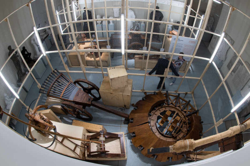 In der Ausstellung sind allerlei Kriegsmaschinen von Leonardo da Vinci ausgestellt.