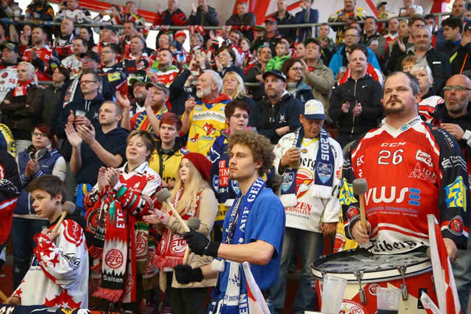 Nicht nur die Eispiraten-Fans stehen hinter Crimmitschau, sondern auch Anhänger aus
Dresden und Weißwasser.