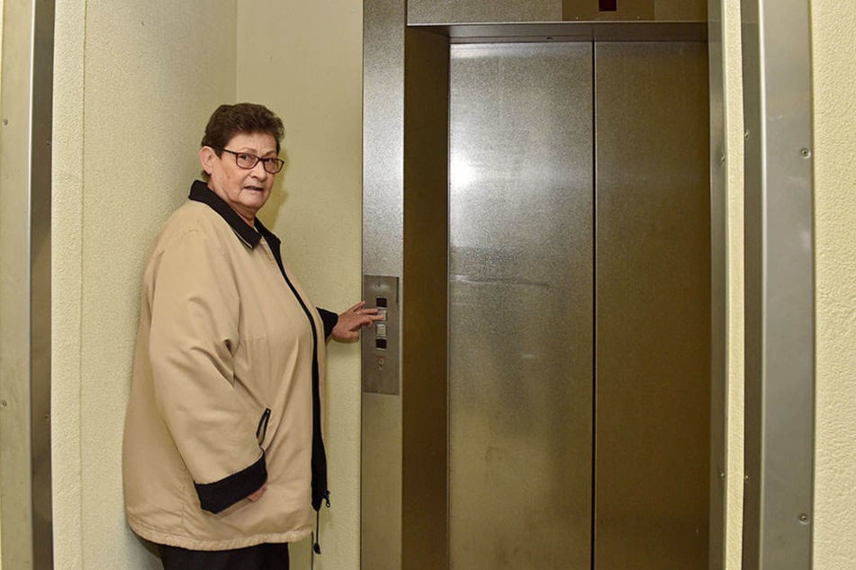 Mieterin Eva Philipp (74) aus dem zehnten Stock ist wie viele Hausbewohner auf den Fahrstuhl angewiesen.
