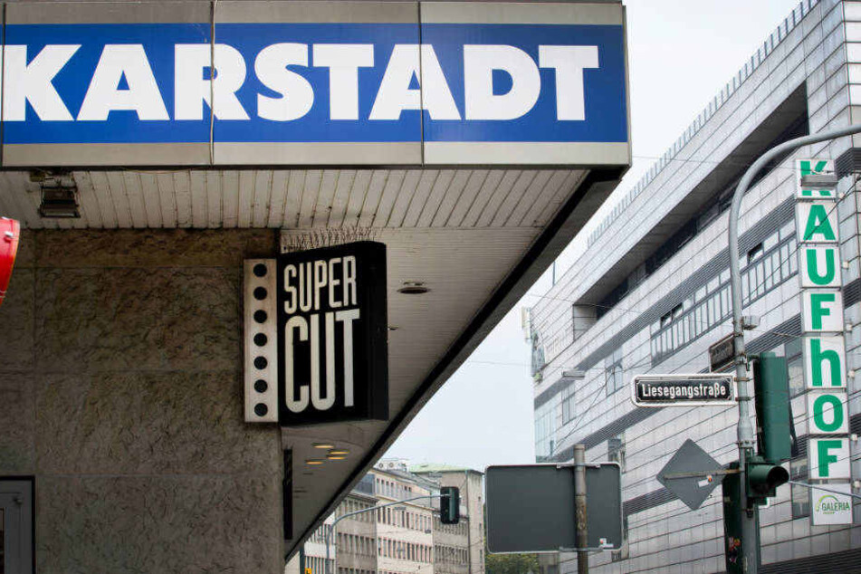 Am Freitag könnte die geplante Fusion von Karstadt und Kaufhof die letzte Hürde nehmen.
