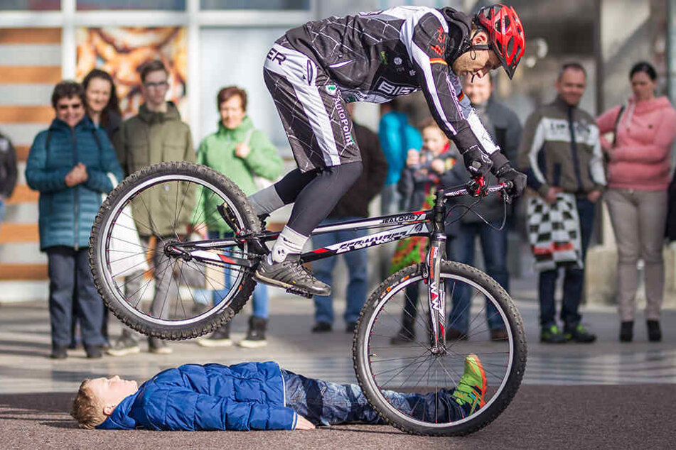 Weltklasse! Trial-Fahrer Hannes Herrmann (27) zeigte sein Können im Chemnitz
Center. Anton (11) stellte sich als Hindernis zur Verfügung.