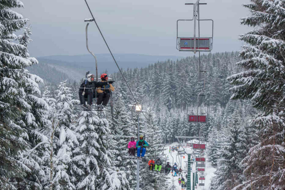 Auch in Oberhof haben die Skilifte bereits ordentlich zu tun.