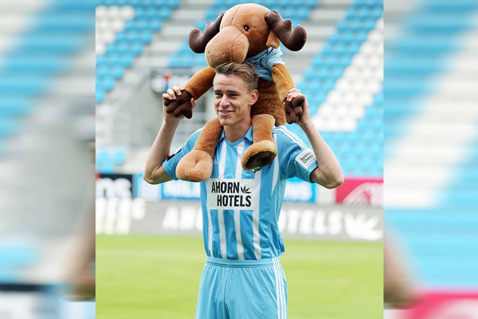 Das Maskottchen, das ihm CFC-Fans zum offiziellen Fototermin überreichten, hat Florian Hansch Glück gebracht.