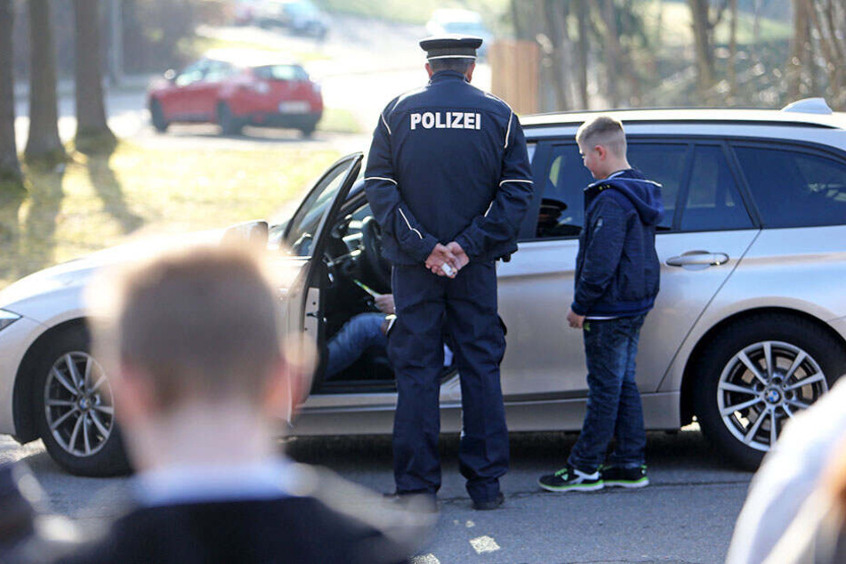 Raser aufgepasst: Ab heute positioniert sich die Polizei mit kleinen Helfern vor den Grundschulen.