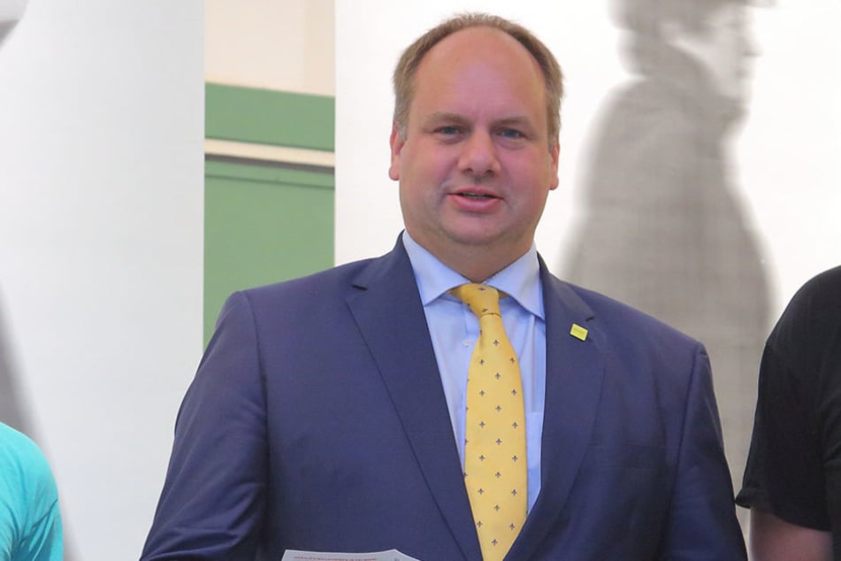 "Wir lassen uns das Fest nicht von Verrückten kaputtmachen", verkündet Dirk
Hilbert (44, FDP).