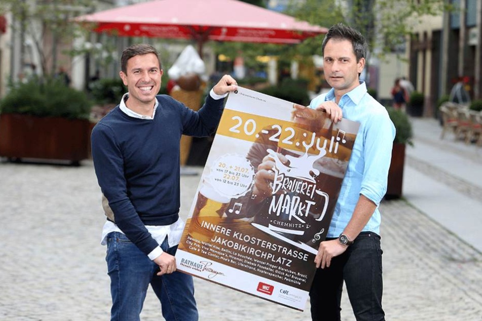 Gastronom Hendrik Bonesky (li.) und Sven Hertwig von "exklusiv Events" zeigen das Ankündigungsplakat für den Brauerei-Markt.