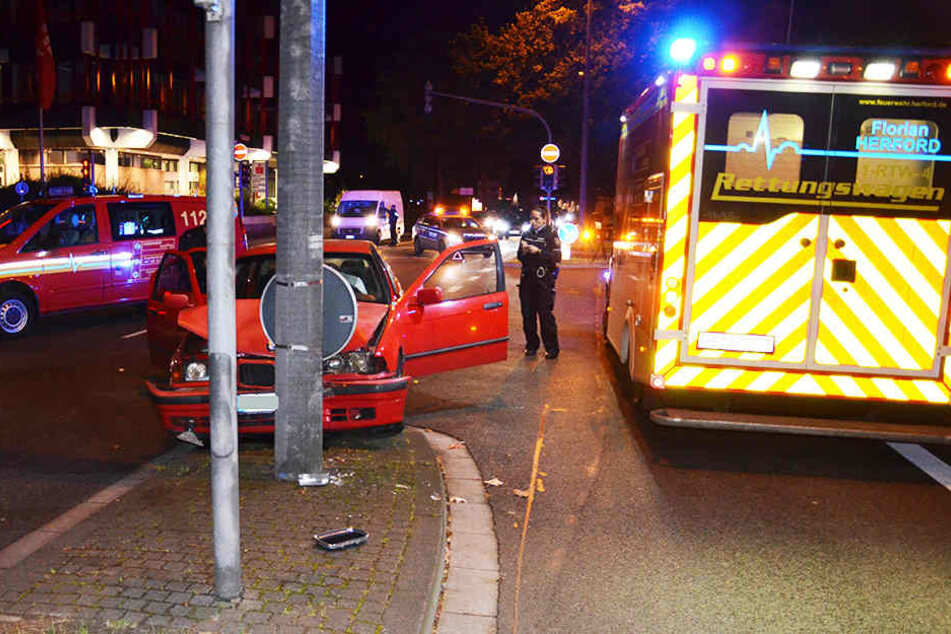 Der Laternenmast stoppte die Fahrt einer 26-jährigen Herforderin. Sie und ihr 1-Jähriger hatten Glück im Unglück.