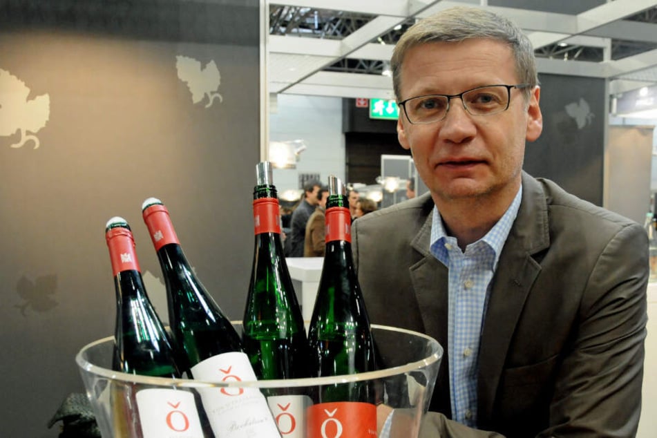 Günther Jauch posiert neben Weinflaschen seines eigenen Weinguts: In einer Zeitschrift war von einem angeblichen "Alkoholdrama" die Rede gewesen.