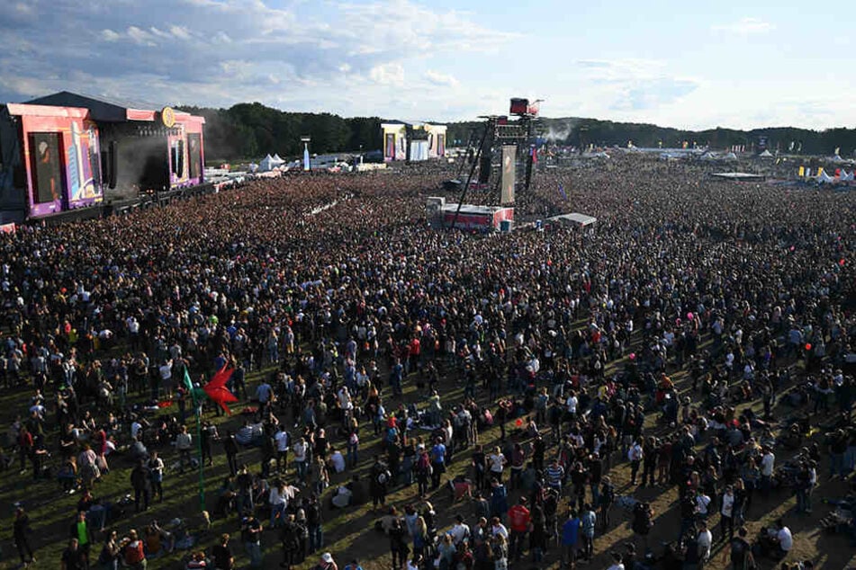 Festivalbesucher gehen beim Lollapalooza Festival über das Gelände der Rennbahn Hoppegarten.