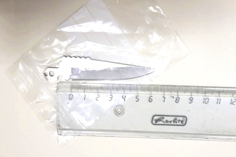 Mit dieser Messerklinge bewaffnet ging ein 15-Jähriger auf Bundespolizisten los.