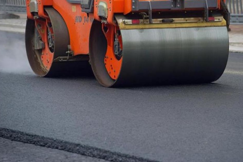 Ein Arbeitskollege erfasste den Mann mit der Walze, als er rückwärts auf einem Gehweg fahren wollte. (Symbolbild)