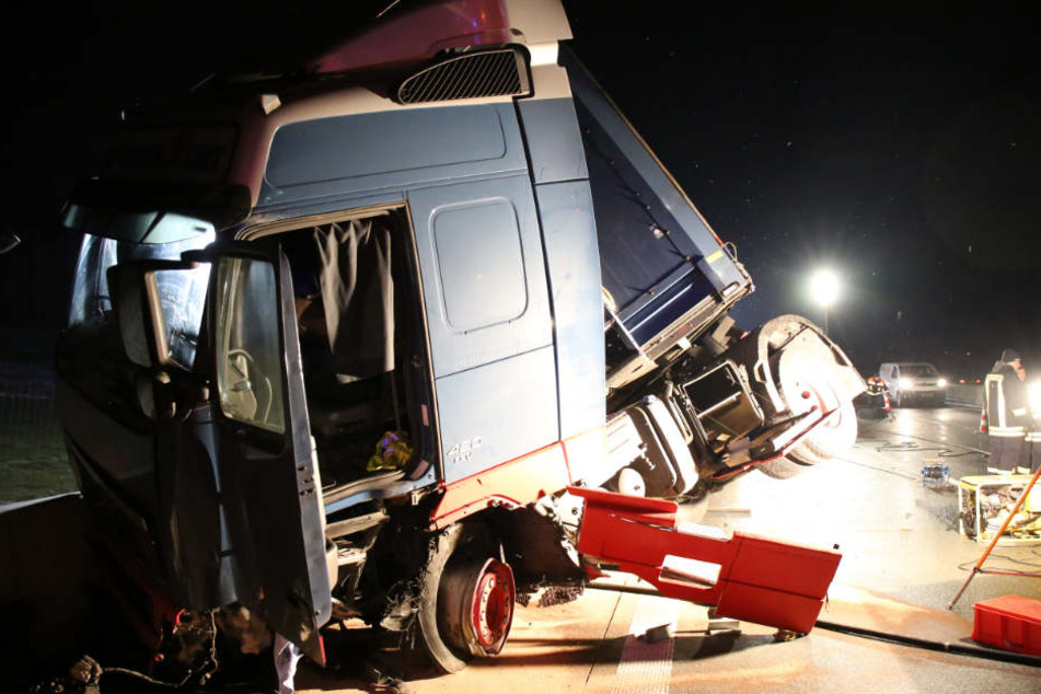 Bei dem Unfall schleuderte der Lkw quer über die Autobahn.