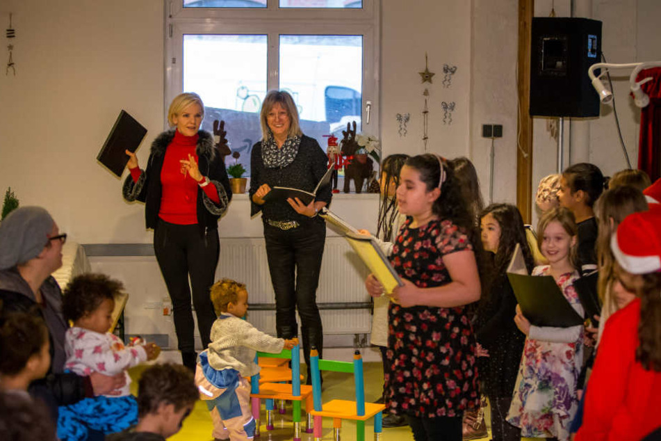 Da kommt Stimmung auf: Die "In aller Freundschaft"-Schauspielerin Andrea Kathrin Loewig (52, l.) singt mit den Kindern der Leipziger Tafel Weihnachtslieder.