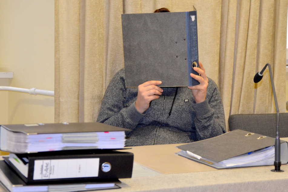 Die 23-jährige Angeklagte sitzt vor dem Beginn ihres Prozesses mit einem Aktenordner vor dem Gesicht im Gerichtssaal in Ravensburg. (Archivbild)