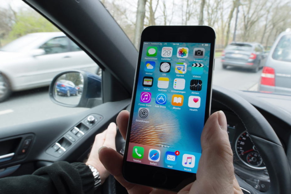 Deutsche Autofahrer sind massiv vom Handy abgelenkt.