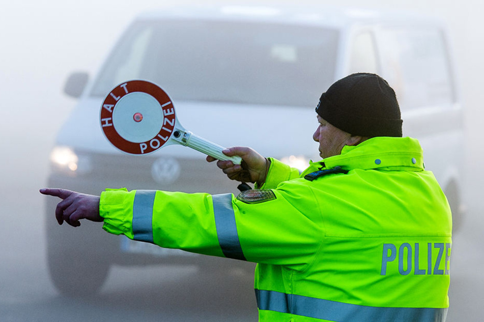 Der Fahrer des Kühllasters wurde leicht verletzt. (Symbolbild)
