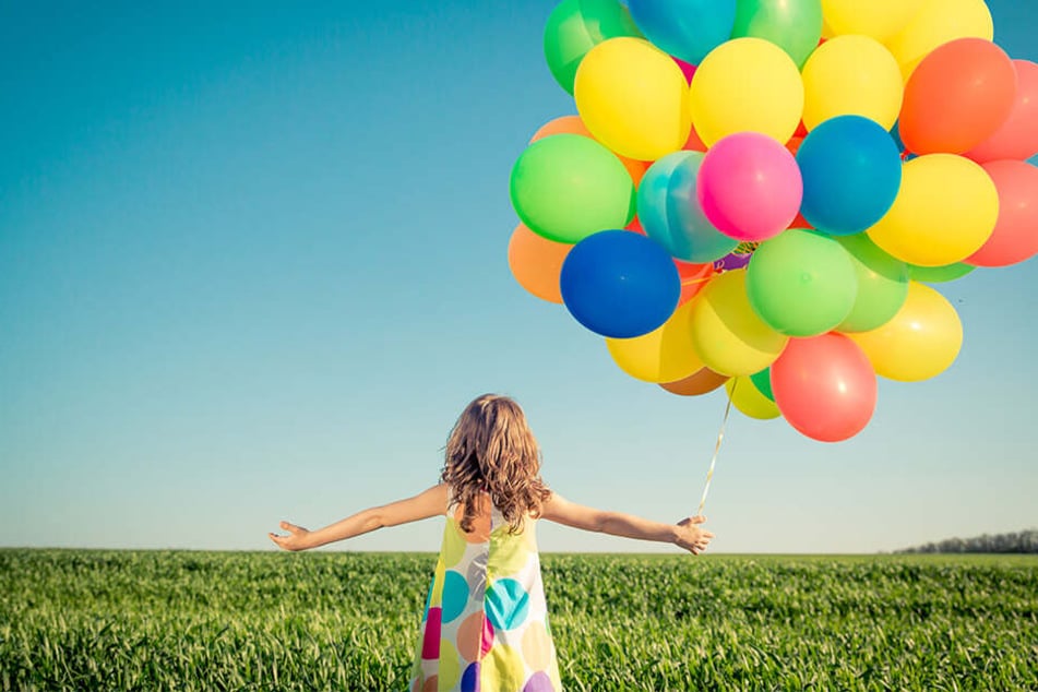 Viele bunte Luftballons sind besonders für Kinder faszinierend. Doch ein harmloses Spielzeug sind sie offensichtlich nicht.