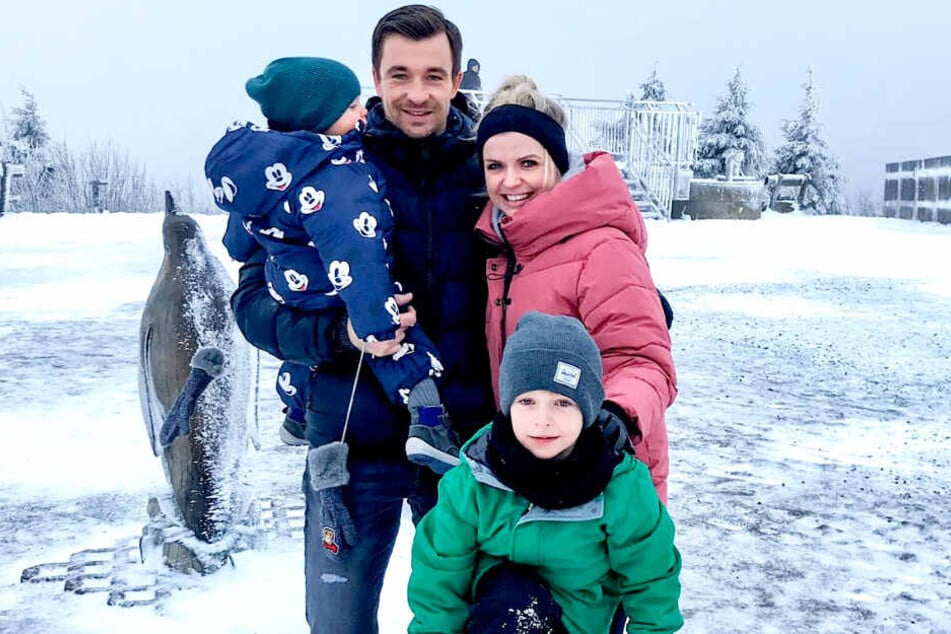 Nicht nur mit dem FCE ein Gipfelstürmer: Martin Männel mit Ehefrau Doreen sowie den Kindern Anton (vorn) und Max auf dem Gipfel des Fichtelbergs.