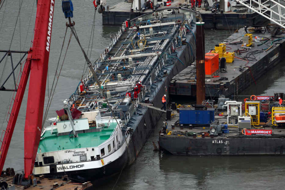 Das gekenterte Säuretankschiff "Waldhof" nach der Bergung im Jahr 2011.