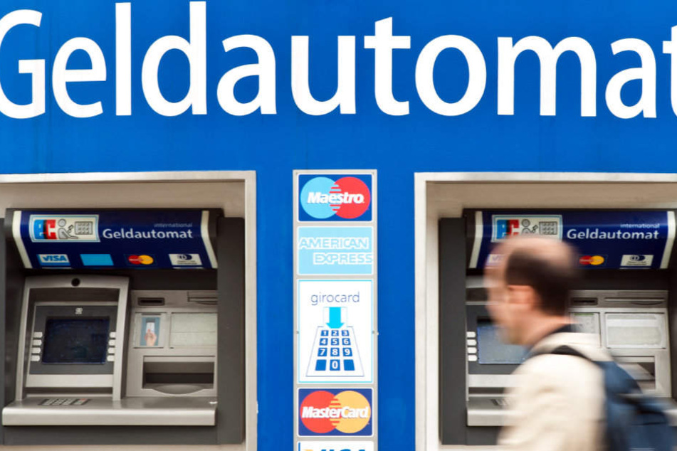 Einer der Männer stand Schmiere, während der andere sich an dem Automaten zu schaffen machte. (Symbolbild)
