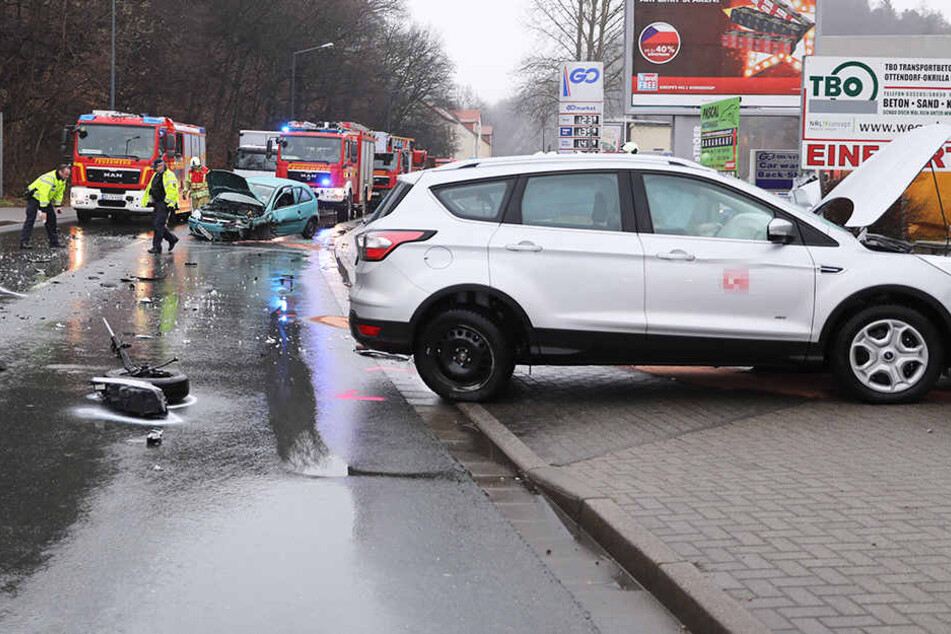 An beiden Autos entstand Totalschaden.