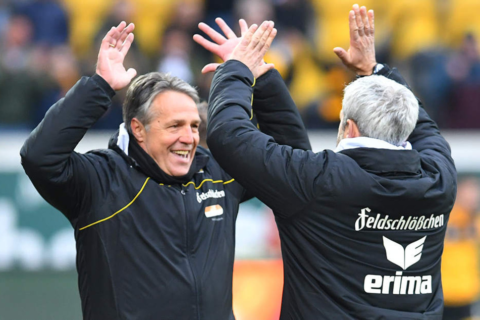 Uwe Neuhaus (l.) jubelt mit Co-Trainer Peter Nemeth. Das will er in den verbleibenden sieben Spielen ganz oft machen.