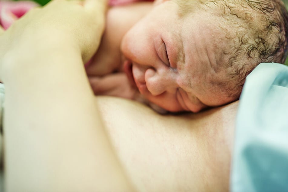 Das Baby erblickte mit "drei Köpfen" das Licht der Welt. (Symbolbild)