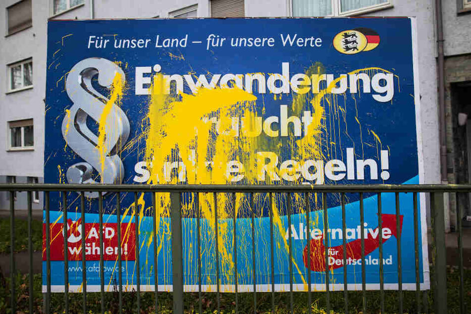 Ein Wahlplakat der Partei Alternative für Deutschland (AfD) ist am 04.02.2016 in Stuttgart (Baden-Württemberg) mit Farbe beschmiert. (Archivbild)