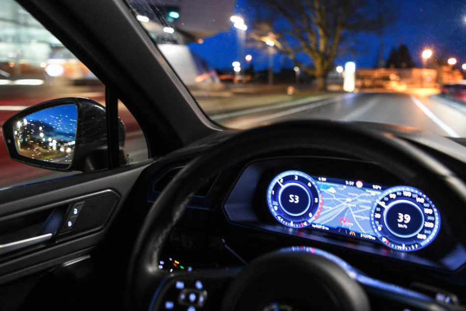 In den Fahrzeugen würden vorerst erfahrene Testfahrer mitfahren, die jederzeit eingreifen könnten.