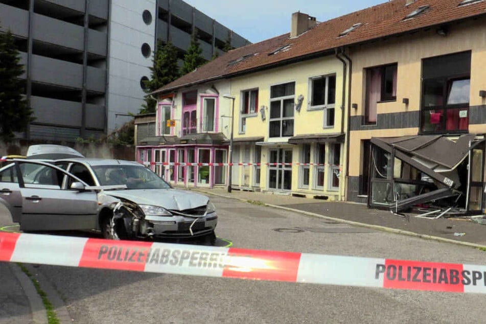 Das Auto des 24-jährigen Fahrers steht hinter dem Absperrband der Polizei Essen.
