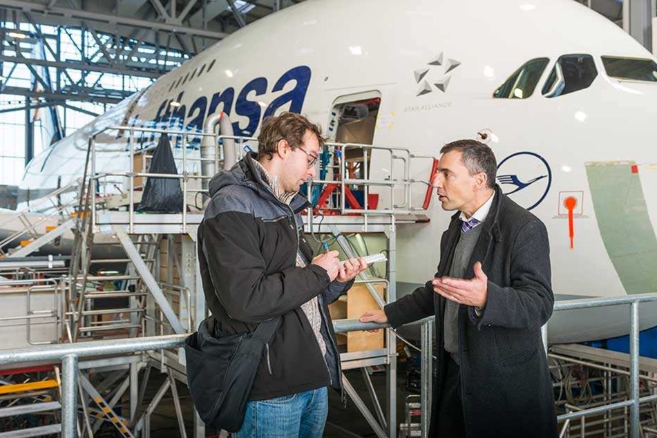 EFW-Sprecher Christopher Profitlich (49) erklärte der MOPO das Werksgelände, führte durch den Hangar.