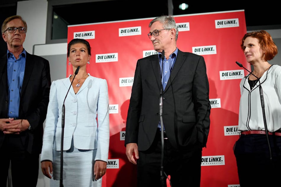 Dietmar Bartsch (links) und Sarah Wagenknecht wurden erneut zu Fraktionsvorsitzenden gewählt. Rechts stehen Bernd Riesiger und Katja Kipping.