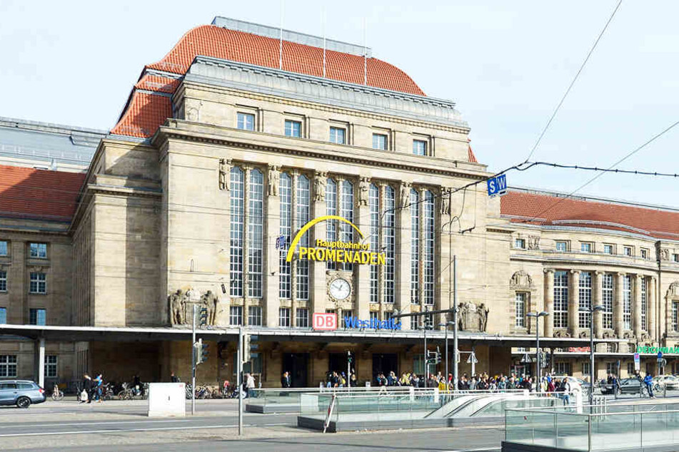 In der Westhalle des Leipziger Hauptbahnhofs sorgte ein Mann (34) in der Nacht zum Samstag für Aufregung.