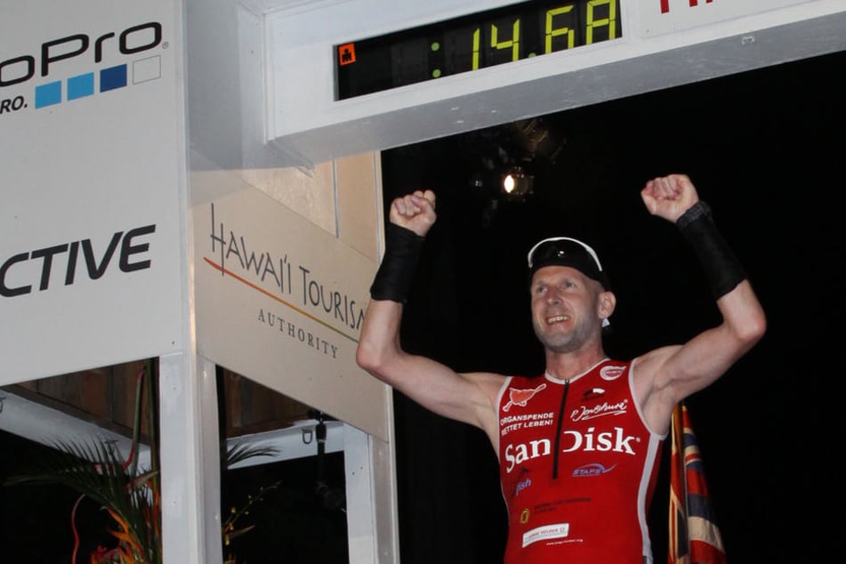 Elmar Sprink ist mit einem Spenderherz den Ironman gelaufen. Hier ist er gerade im Ziel auf Hawaii angekommen.