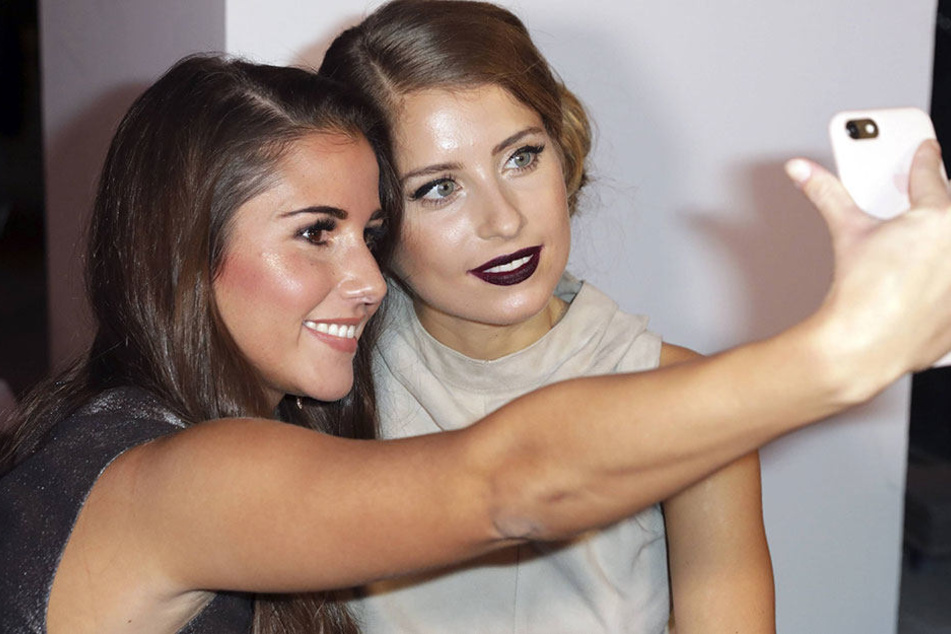 Für ihr Selfie erneteten Sarah Lombardi (24) und Caty Hummels (28) heftige Kritik