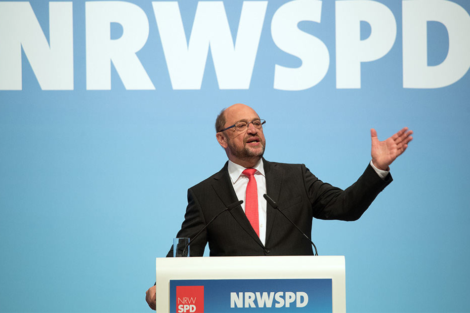 Bei dem Landesparteitag in Duisburg sprach sich Martin Schulz (61) gegen die Pläne von CDU und FDP aus.