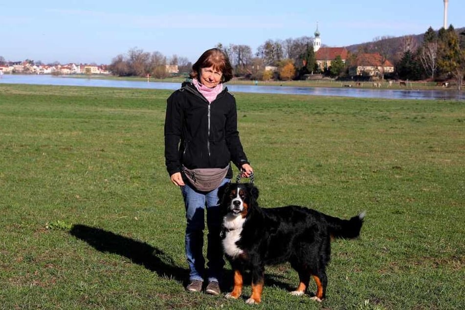 Hundebesitzerin Ria Eilfeld mit ihrem Hund Ayla.