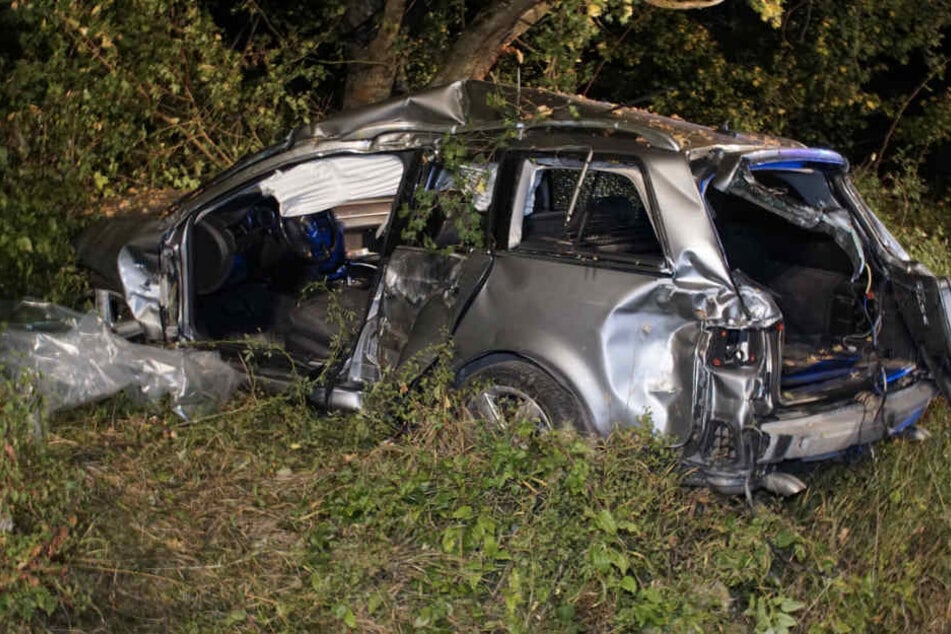 Das Wrack des Audis. Der Fahrer kam ins Krankenhaus.