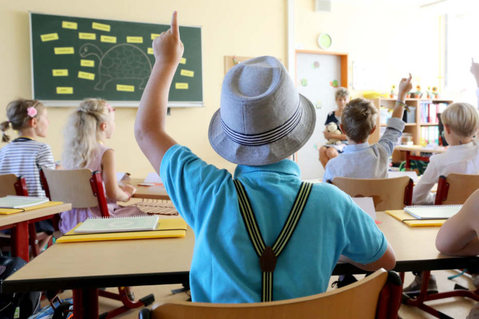 Die Partei wollte, das Schüler ihren Finger erheben, wenn sich Lehrer nicht neutral über die AfD äußern würden. (Symbolfoto)