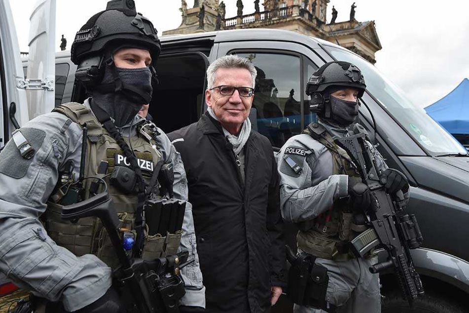 Innenminister Thomas de Maizière bei der Übergabe neuer Ausrüstung für die Bundespolizei.