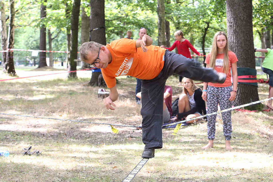 Lässt sich nicht von Behinderungen abhalten: Der Chemnitzer Marcel Richter auf einer Slackline.