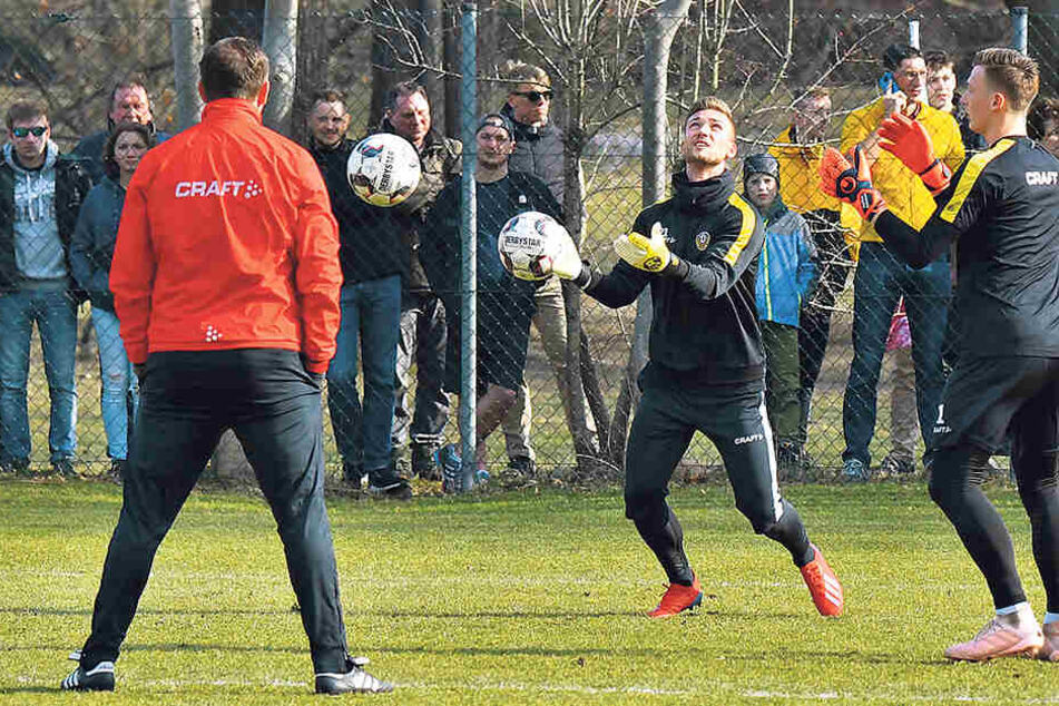 Branislav Arsenovic beobachtet seine drei Dynamo-Schützlinge (v.l.) Patrick Wiegers, Tim Boss und Markus Schubert.