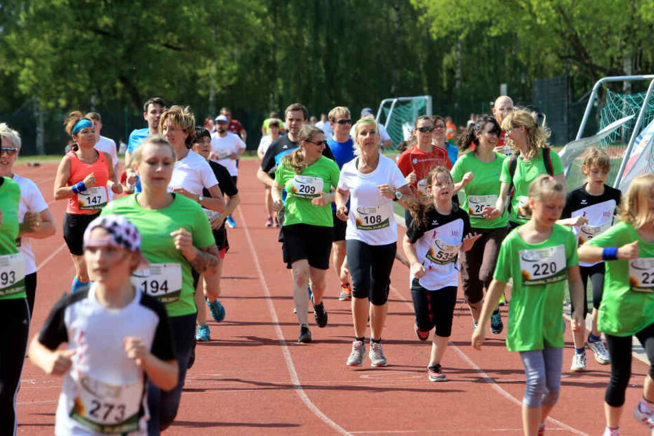 Bei einem Benefiz-Lauf auf dem Uni-Sportplatz sammelte am Mittwoch die Sächsische Krebsgesellschaft Spenden.