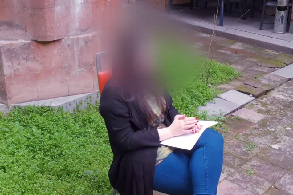 Die Frau will unerkannt bleiben.