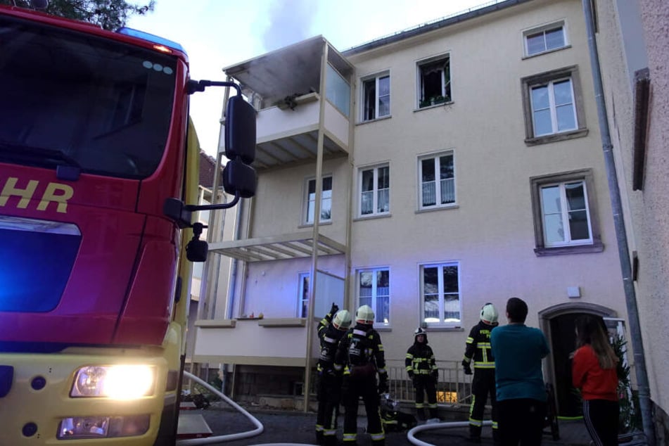 Aus der Wohnung des Seniors trat starker Rauch hervor.