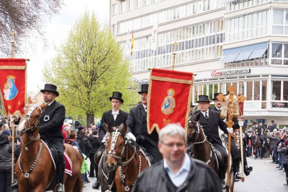 Beim Osterreiten stürzte ein Reiter vom Pferd und verletzte sich.