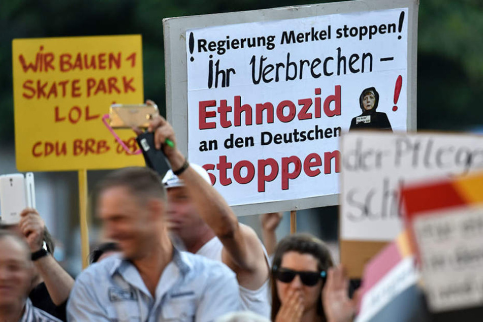 Anhänger von AfD und NPD protestierten am Dienstagabend gegen die Kanzlerin.