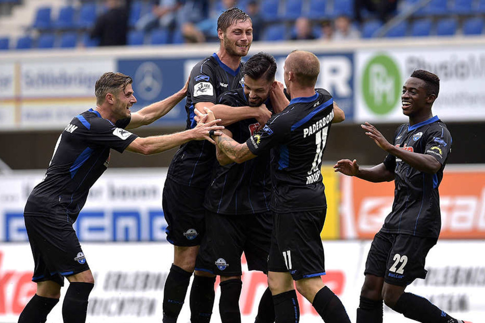 Seine unglaubliche Statistik gibt ihm recht: Das ganze Team jubelt mit Massih Wassey (29, mi.).