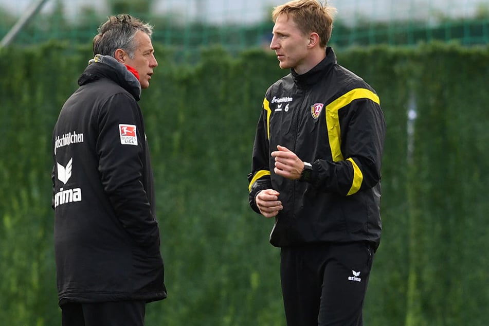 Trainer Uwe Neuhaus (l.) und Kapitän Marco Hartmann beratschlagen sich.